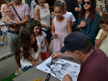 Milers d’assistents omplen la Festa de l’Art al carrer de Ciutat convidats per les botigues d’aquesta artèria comercial