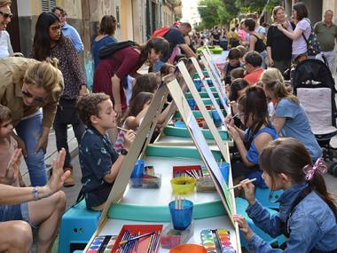 Milers d’assistents omplen la Festa de l’Art al carrer de Ciutat convidats per les botigues d’aquesta artèria comercial