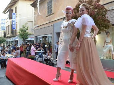 Milers d’assistents omplen la Festa de l’Art al carrer de Ciutat convidats per les botigues d’aquesta artèria comercial