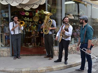 Milers d’assistents omplen la Festa de l’Art al carrer de Ciutat convidats per les botigues d’aquesta artèria comercial