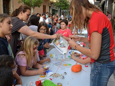 Milers d’assistents omplen la Festa de l’Art al carrer de Ciutat convidats per les botigues d’aquesta artèria comercial