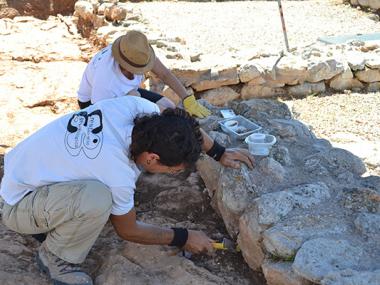 La XIV campanya d’excavacions a Son Peretó corrobora que existia una plaça i descobreix noves tombes i habitacions