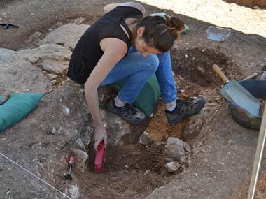 La XIV campanya d’excavacions a Son Peretó corrobora que existia una plaça i descobreix noves tombes i habitacions
