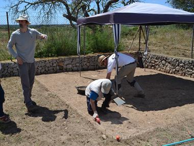 La XIV campanya d’excavacions a Son Peretó corrobora que existia una plaça i descobreix noves tombes i habitacions