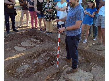 Els manacorins i manacorines descobreixen les noves troballes que els arqueòlegs han fet a Son Peretó