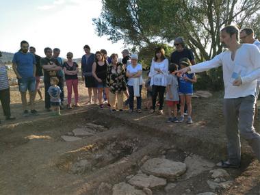 Els manacorins i manacorines descobreixen les noves troballes que els arqueòlegs han fet a Son Peretó