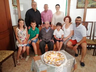 Els representants municipals feliciten Andreu Mascaró pel seu 100è aniversari
