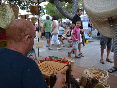 La Fira Nocturna convoca milers de persones a passejar per davant la mar i a gaudir de l’artesania i de Porto Cristo