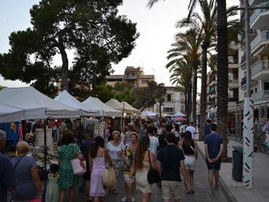 La Fira Nocturna convoca milers de persones a passejar per davant la mar i a gaudir de l’artesania i de Porto Cristo