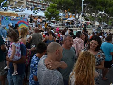 La Fira Nocturna convoca milers de persones a passejar per davant la mar i a gaudir de l’artesania i de Porto Cristo