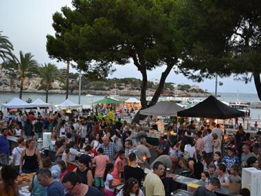 La Fira Nocturna convoca milers de persones a passejar per davant la mar i a gaudir de l’artesania i de Porto Cristo