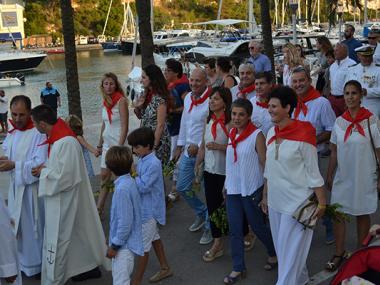 La tradició més marinera de Porto Cristo surt a nevegar per la badia amb la processó de les barques