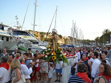 La tradició més marinera de Porto Cristo surt a nevegar per la badia amb la processó de les barques