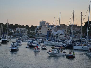 La tradició més marinera de Porto Cristo surt a nevegar per la badia amb la processó de les barques