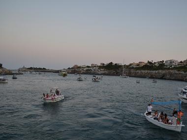 La tradició més marinera de Porto Cristo surt a nevegar per la badia amb la processó de les barques