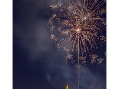 El castell de foc i el correfoc posen el punt i final a les Festes del Carme a Porto Cristo