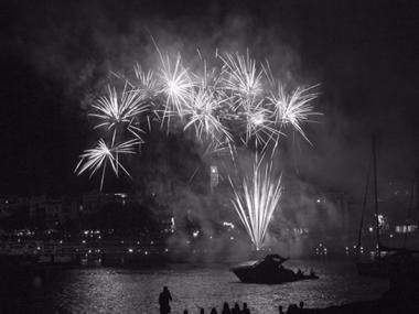 El castell de foc i el correfoc posen el punt i final a les Festes del Carme a Porto Cristo