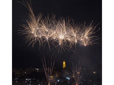 El castell de foc i el correfoc posen el punt i final a les Festes del Carme a Porto Cristo