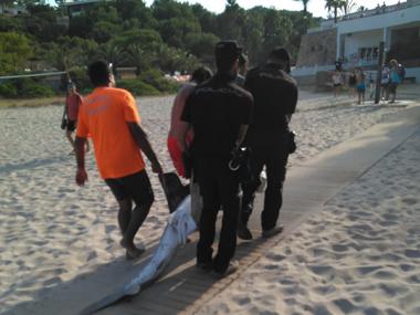 La platja dels Domingos Petits es reobre als banyistes després que s'hagi evacuat la tintorera que ha obligat a tancar-la