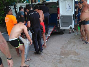 La platja dels Domingos Petits es reobre als banyistes després que s'hagi evacuat la tintorera que ha obligat a tancar-la