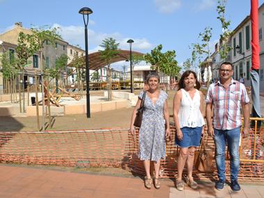 La nova plaça de Son Macià dóna prioritat als vianants, incorpora més arbres, un espai de jocs i zones d’ombra