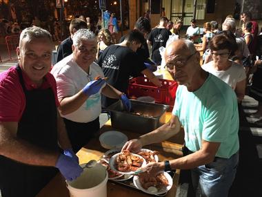 Els veïnats i veïnades de s’Illot devoren prop de 400 quilos de gambes en el tradicional sopar a la fresca