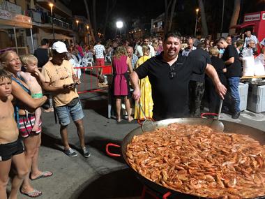 Els veïnats i veïnades de s’Illot devoren prop de 400 quilos de gambes en el tradicional sopar a la fresca