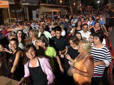 Els veïnats i veïnades de s’Illot devoren prop de 400 quilos de gambes en el tradicional sopar a la fresca