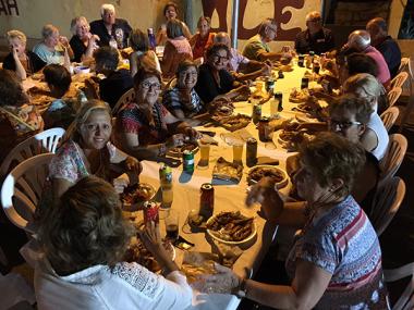Els veïnats i veïnades de s’Illot devoren prop de 400 quilos de gambes en el tradicional sopar a la fresca