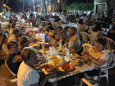 Els veïnats i veïnades de s’Illot devoren prop de 400 quilos de gambes en el tradicional sopar a la fresca
