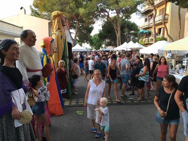 La fira de productes artesans, els focs d’artifici, els gegants i les havaneres posen el punt i final a les festes de s’Illot