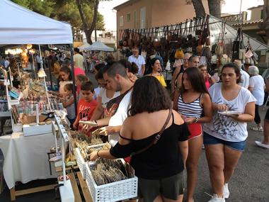 La fira de productes artesans, els focs d’artifici, els gegants i les havaneres posen el punt i final a les festes de s’Illot