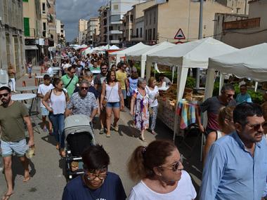 Milers de persones omplen la XXI Fira de Setembre de Manacor, que ha desplegat una enorme oferta comercial a les avingudes