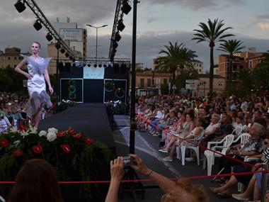La primera desfilada de joves dissenyadors mallorquins inunda de moda, color i talent XXI Fira de setembre