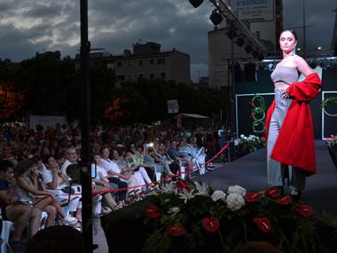 La primera desfilada de joves dissenyadors mallorquins inunda de moda, color i talent XXI Fira de setembre