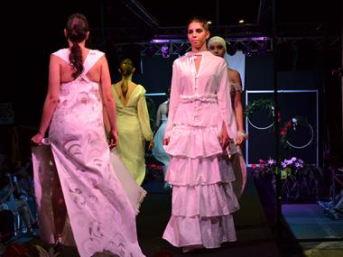 La primera desfilada de joves dissenyadors mallorquins inunda de moda, color i talent XXI Fira de setembre
