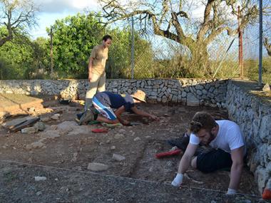 Un grup de la universitat d’Oxford treballa a Son Peretó en un dels cursos d’arqueologia paleocristiana que acull el jaciment