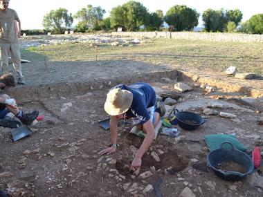 Un grup de la universitat d’Oxford treballa a Son Peretó en un dels cursos d’arqueologia paleocristiana que acull el jaciment