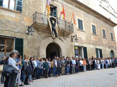 Més d'un centenar de persones es concentren davant l'Ajuntament i fan un minut de silenci en solidaritat amb les víctimes de la tràgica torrentada del Llevant