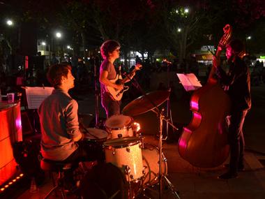 Els dos concerts del Jas Jazz ompliren la plaça de Ramon Llull de joves creadors i bona música per a tota la família 