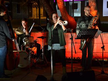 Els dos concerts del Jas Jazz ompliren la plaça de Ramon Llull de joves creadors i bona música per a tota la família 