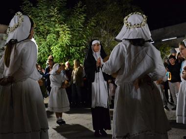 El ball de les Dames de Santa Catalina fa lluir la part més tradicional de les festes d’aquesta barriada manacorina