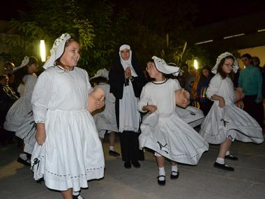 El ball de les Dames de Santa Catalina fa lluir la part més tradicional de les festes d’aquesta barriada manacorina