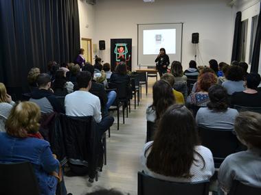 “Tothom ha de prendre consciència dels greus perills que suposa exposar els infants de 0 a 3 anys a les pantalles”