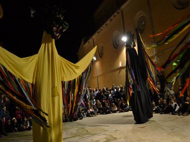 Els balls dels Indis s’escampen per la barriada de Crist Rei, que està en festes fins demà diumenge dia 25 