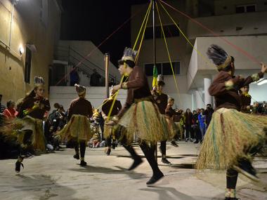 Els balls dels Indis s’escampen per la barriada de Crist Rei, que està en festes fins demà diumenge dia 25 
