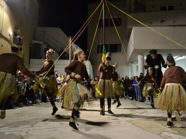 Els balls dels Indis s’escampen per la barriada de Crist Rei, que està en festes fins demà diumenge dia 25 