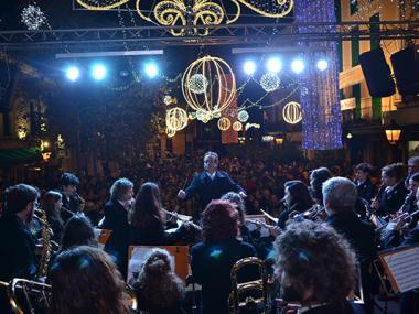 Una multitud acudeix a la plaça de sa Bassa a veure l’encesa de llums que dona el sus a més de vuitanta actes nadalencs