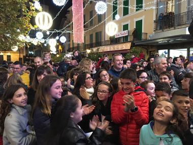 Una multitud acudeix a la plaça de sa Bassa a veure l’encesa de llums que dona el sus a més de vuitanta actes nadalencs