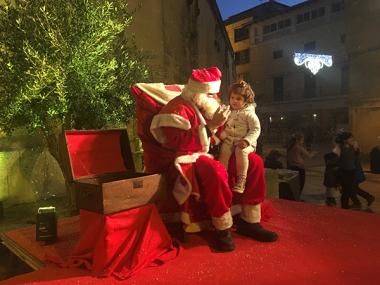 El Pare Noel s’atura a Manacor per rebre els desitjos i les cartes de tots els nins i nines al centre de vianants
